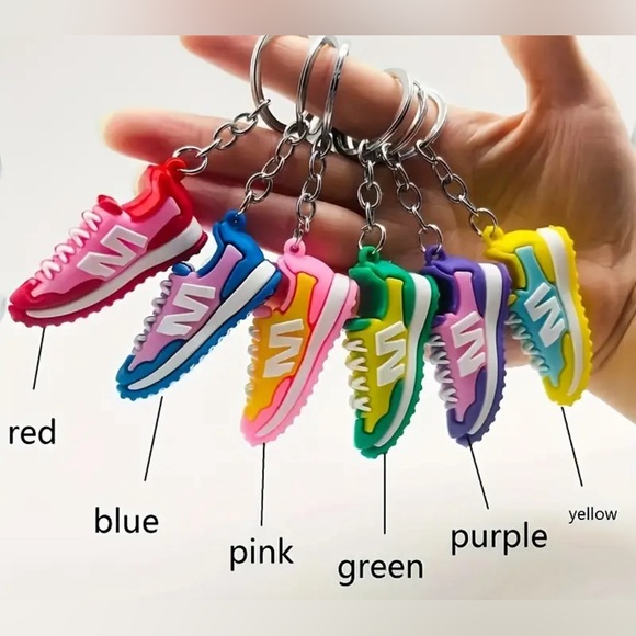 1 New Tennis Shoe Key chain - Picture 1 of 8